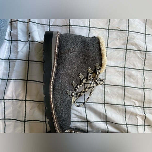 Madden NYC Women's SIZE 6 Gray Flannel Hiker Wedge Faux Fur Lace Up Boots NEW - Picture 4 of 6